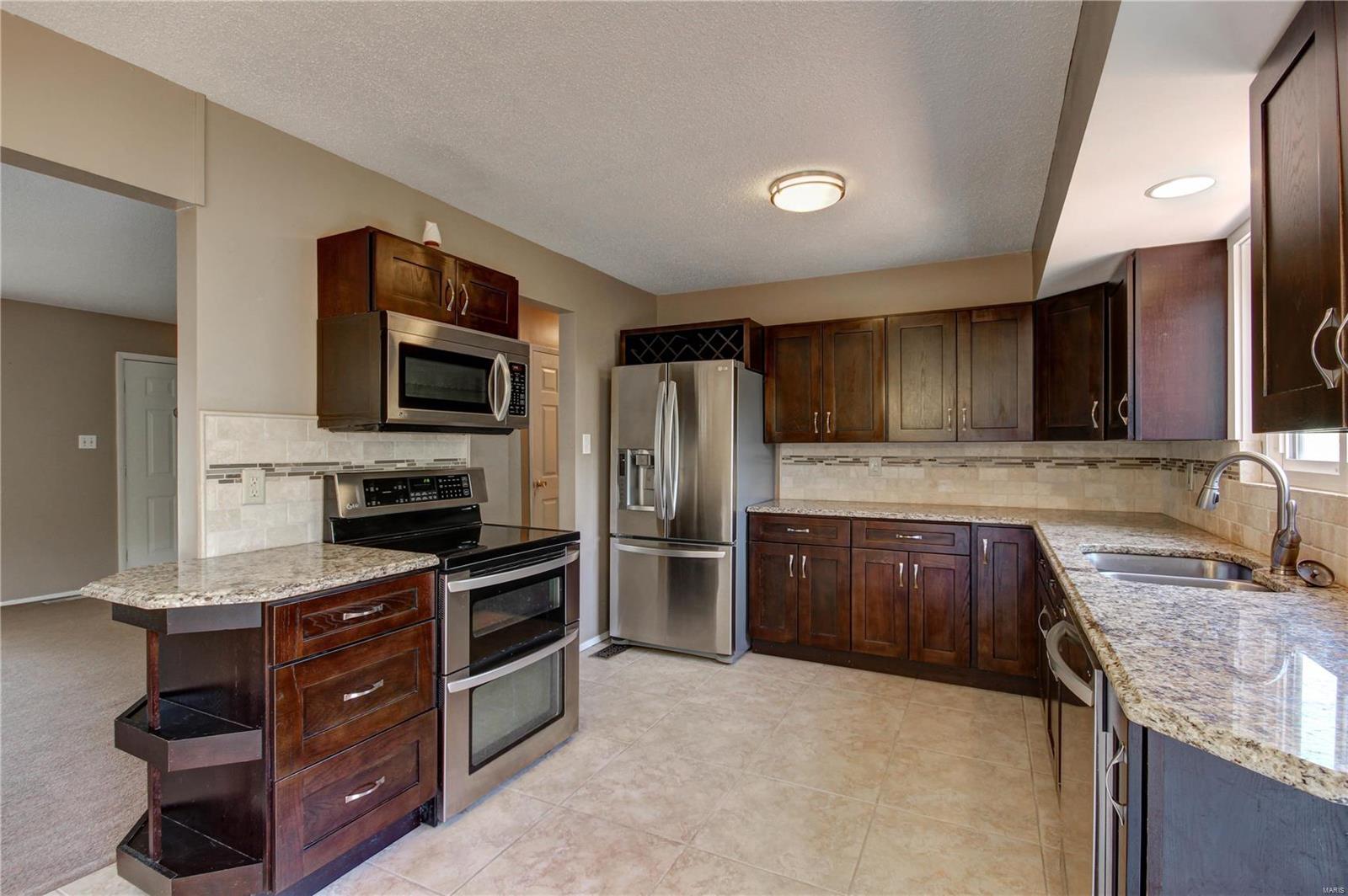 254 Braeshire Drive Ballwin, MO 63021 - Photo 15 of 36 Gallery Image 15