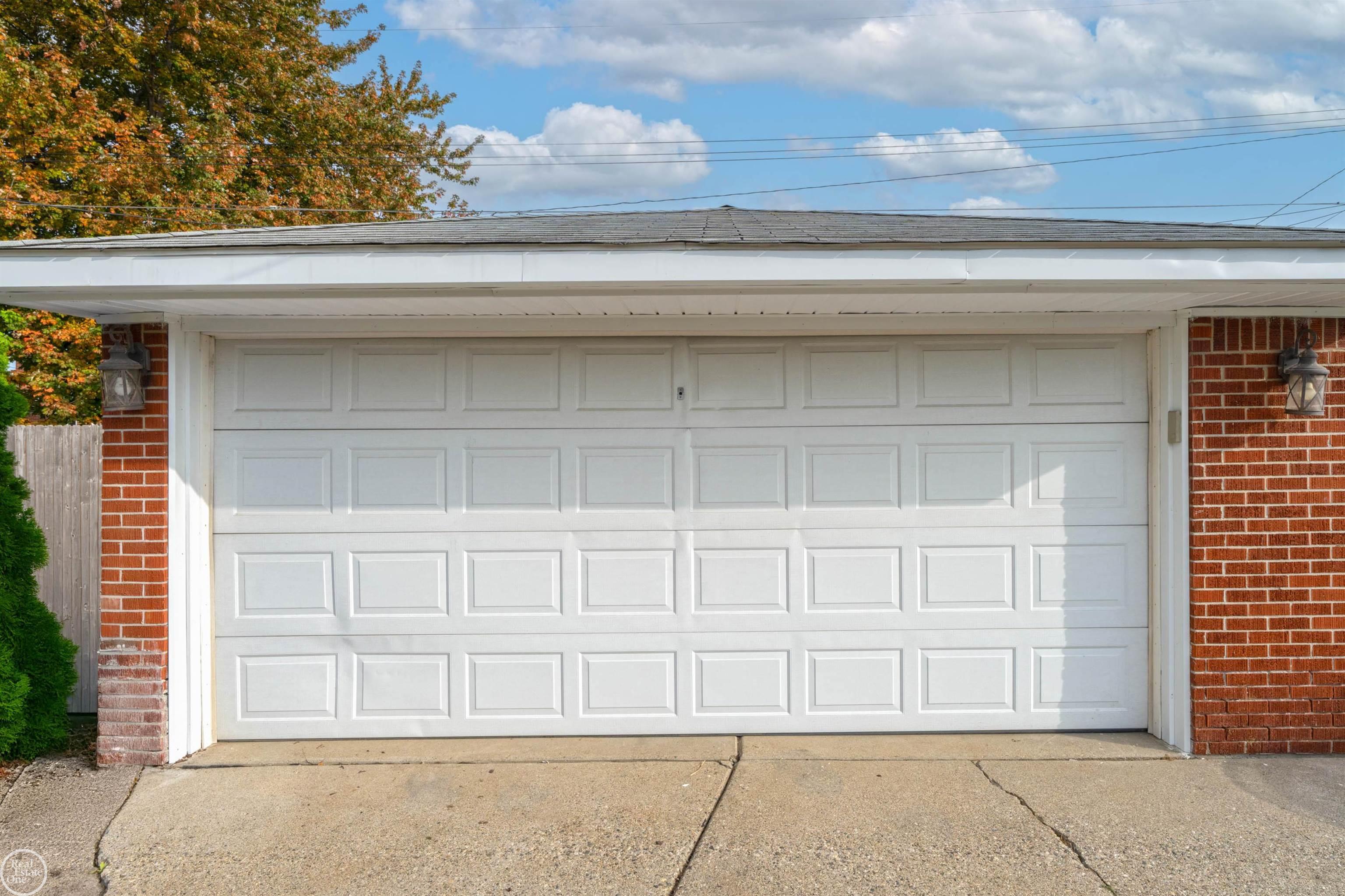 17909 Winsome Road Fraser, MI 48026 - Photo 6 of 28 50155896-89e1c325-5266-4135-9a98-328fb8661ca8.JPG