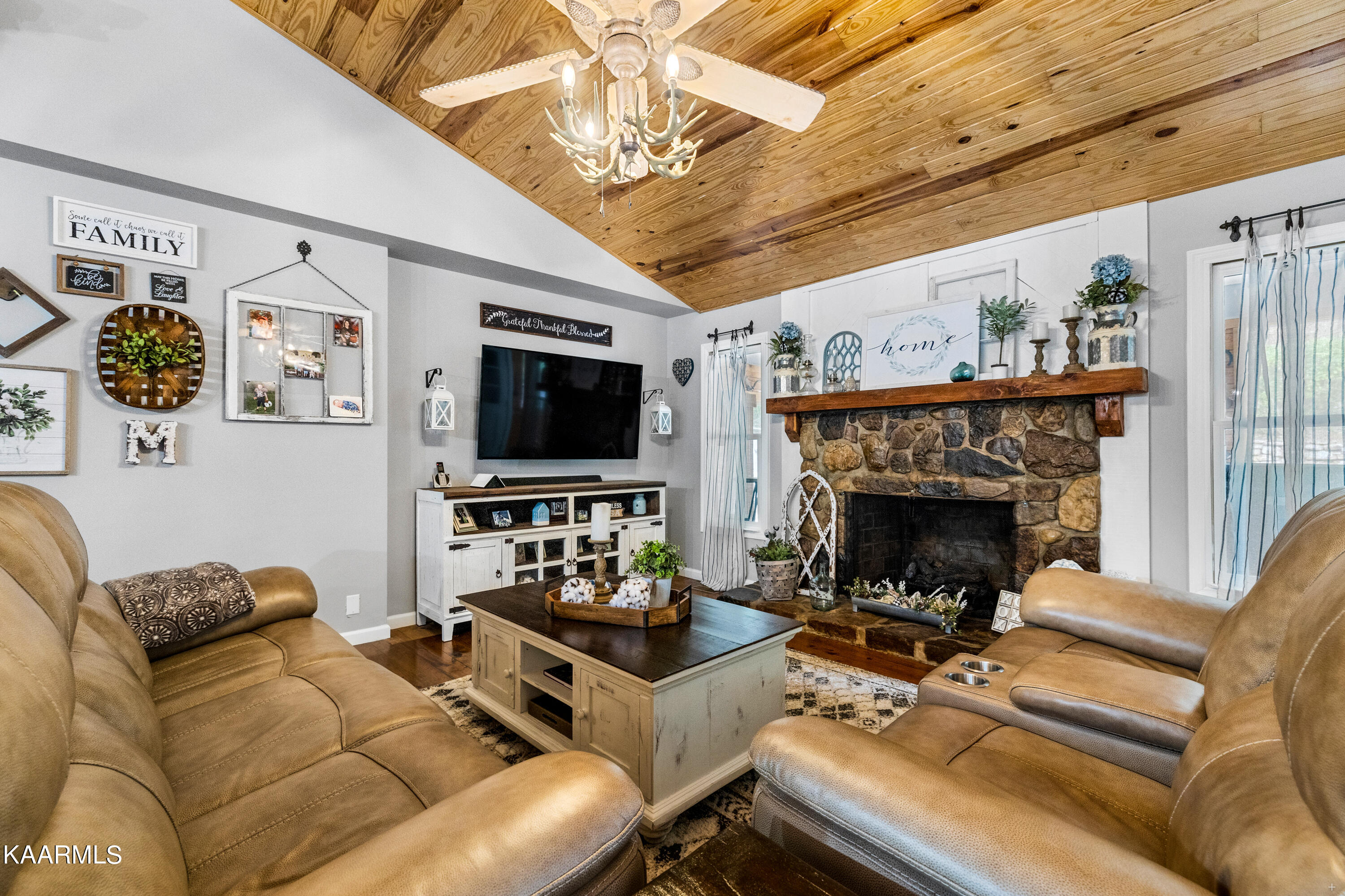 159 Black Fox Harbor Road Washburn, TN 37888 - Photo 15 of 39 Living room