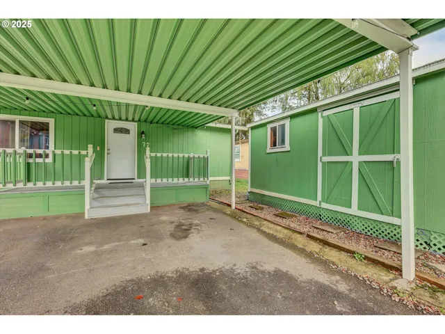 a view of a backyard