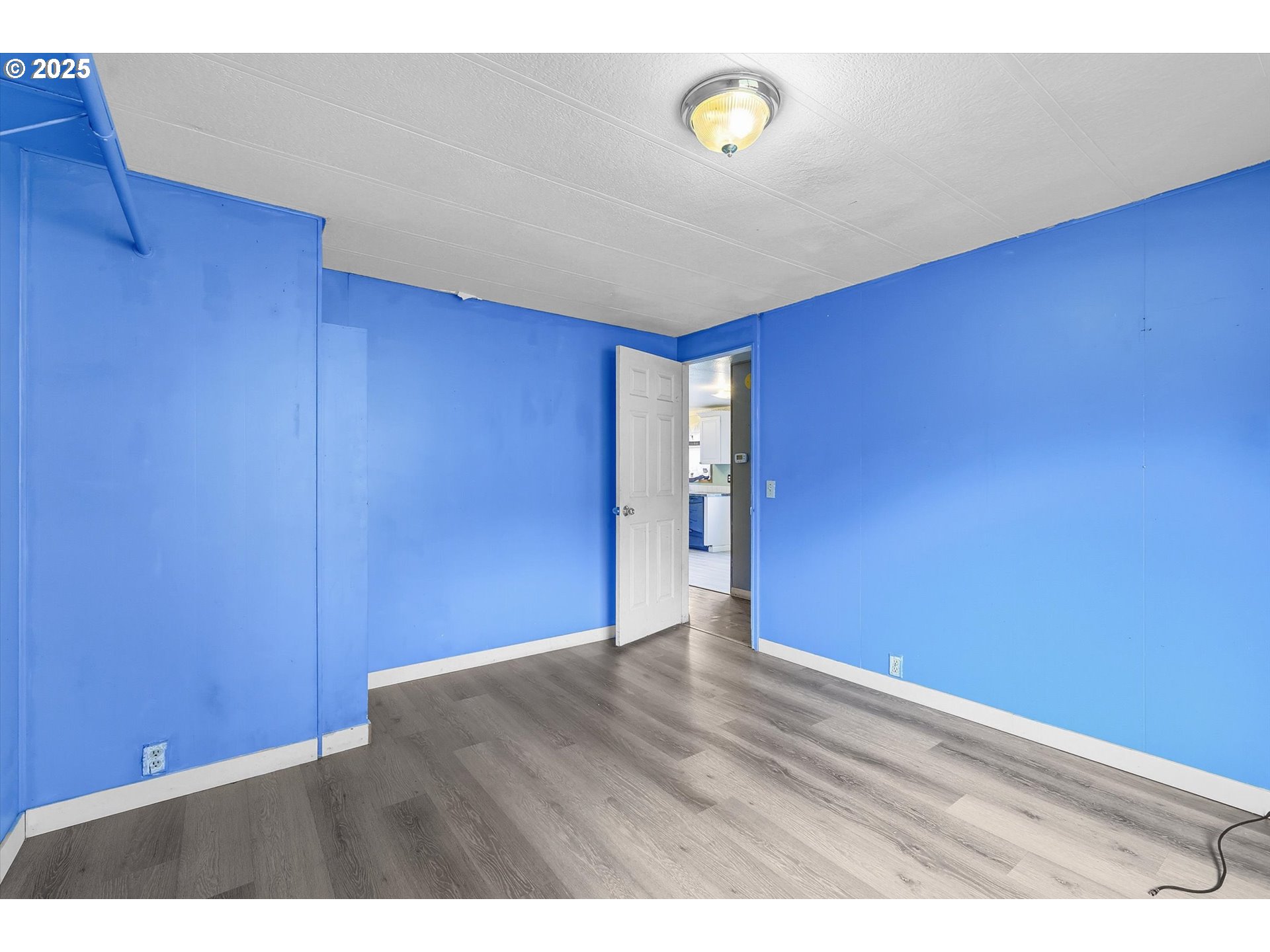 23200 Northeast Sandy Boulevard, Unit 77 Troutdale, OR 97060 - Photo 25 of 43 a view of an empty room