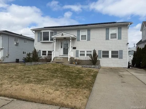 $599,000 | 16 West Marine Avenue, Lindenhurst, NY 11757