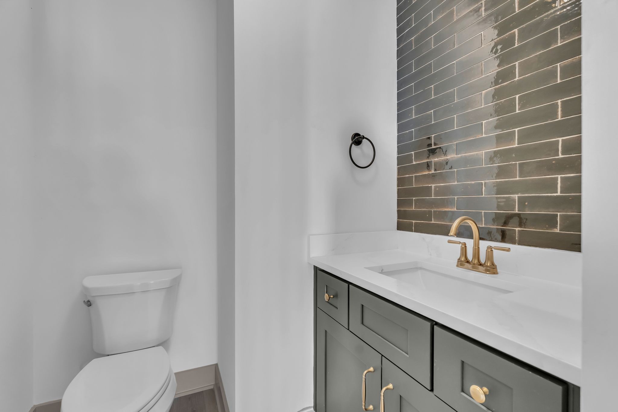 5414 Old Salem Road Rockvale, TN 37153 - Photo 15 of 34 a bathroom with a toilet a sink and mirror