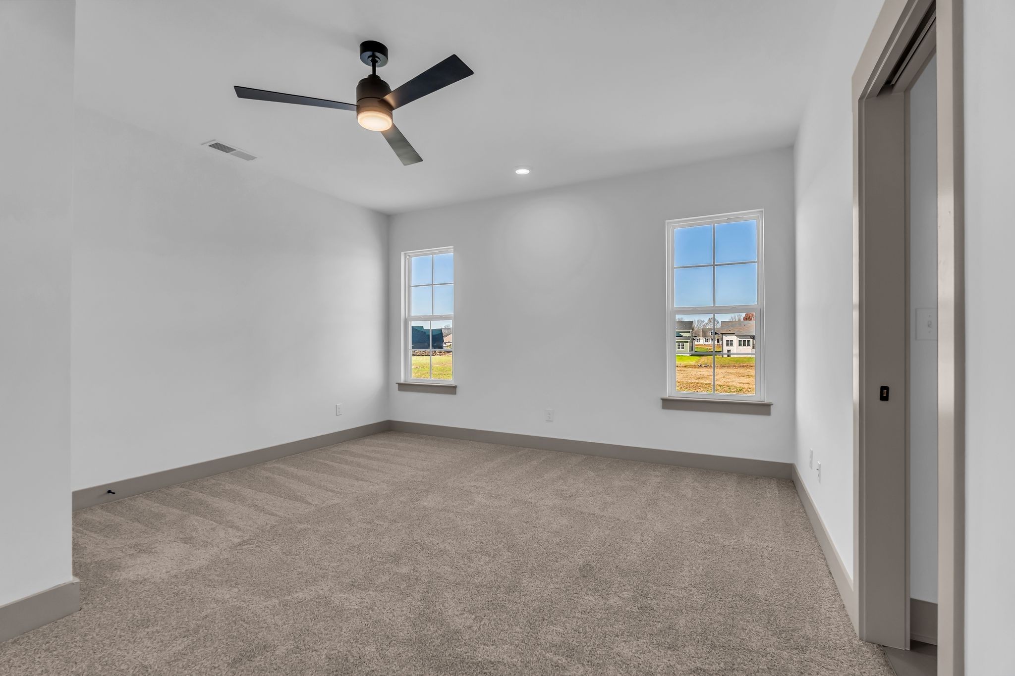 5414 Old Salem Road Rockvale, TN 37153 - Photo 22 of 34 en empty room with window and ceiling fan