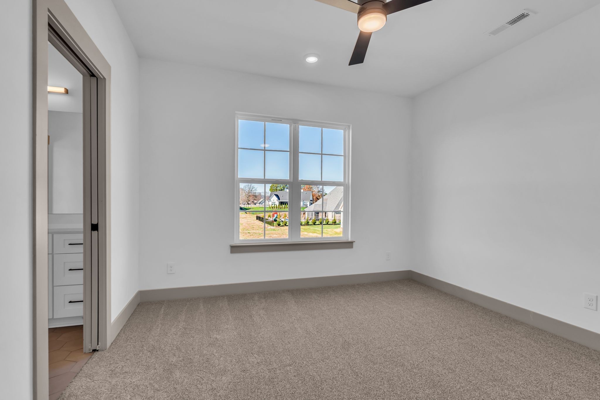 5414 Old Salem Road Rockvale, TN 37153 - Photo 23 of 34 an empty room with windows and closet