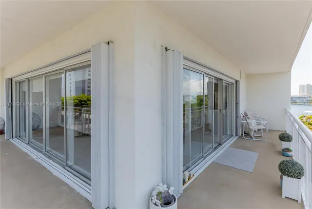 a view of entryway with livingroom