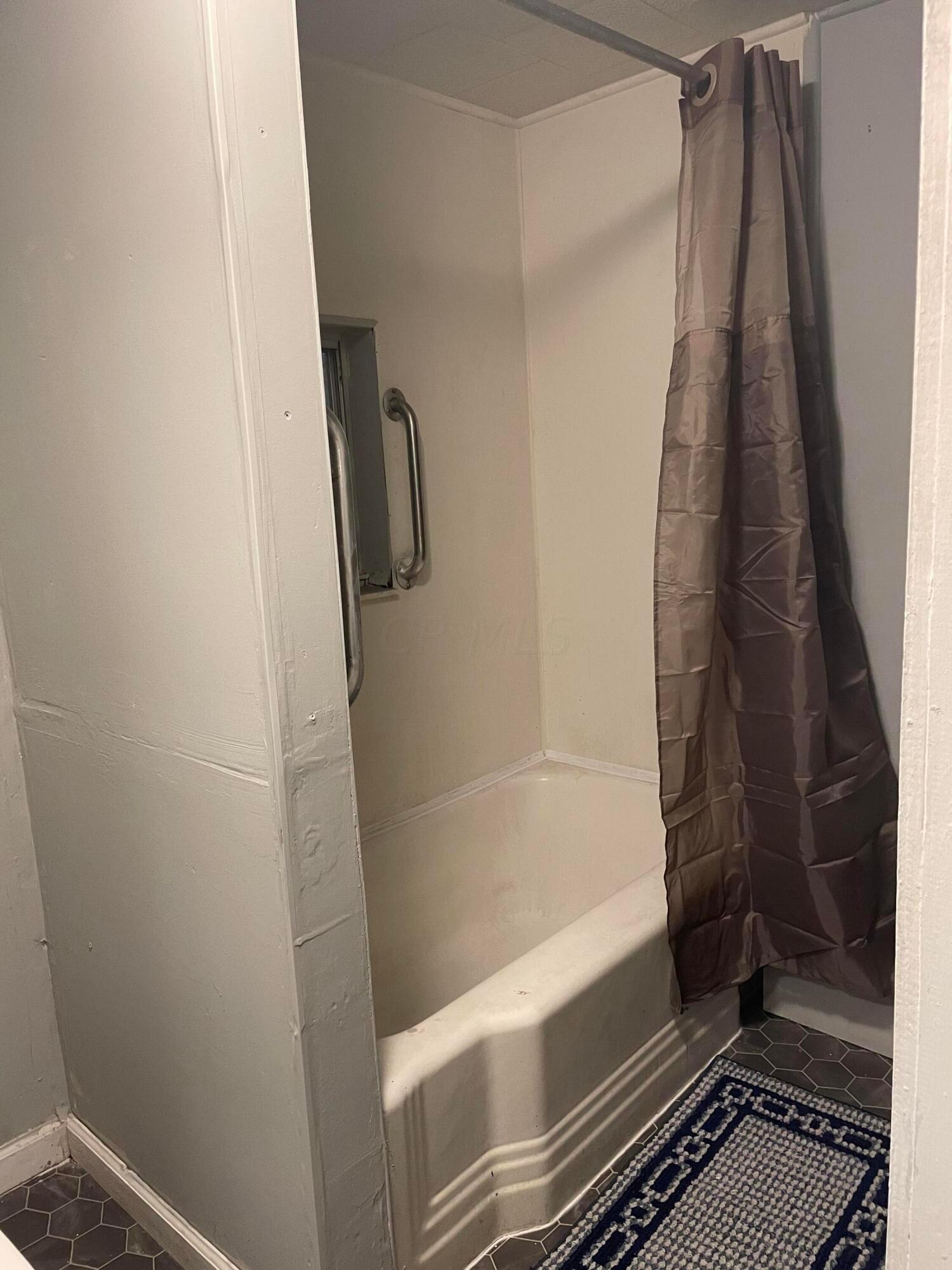 2074 East Cooke Road Columbus, OH 43224 - Photo 17 of 17 Bath