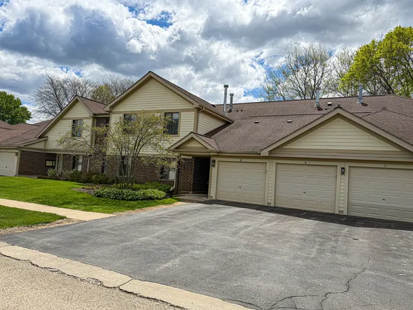 $274,900 | 823 Coach Road, Unit 5, Palatine, IL 60074
