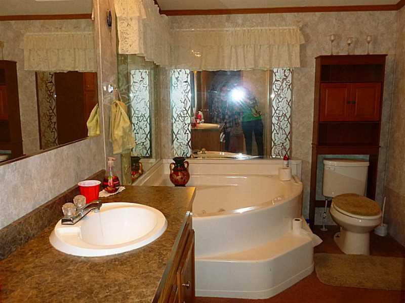 120 B Village Road Aliquippa, PA 15001 - Photo 15 of 20 Full Bath.