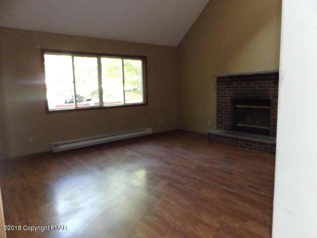 191 Ruffed Grouse Road Bushkill, PA 18324 - Photo 4 of 9 livingrm