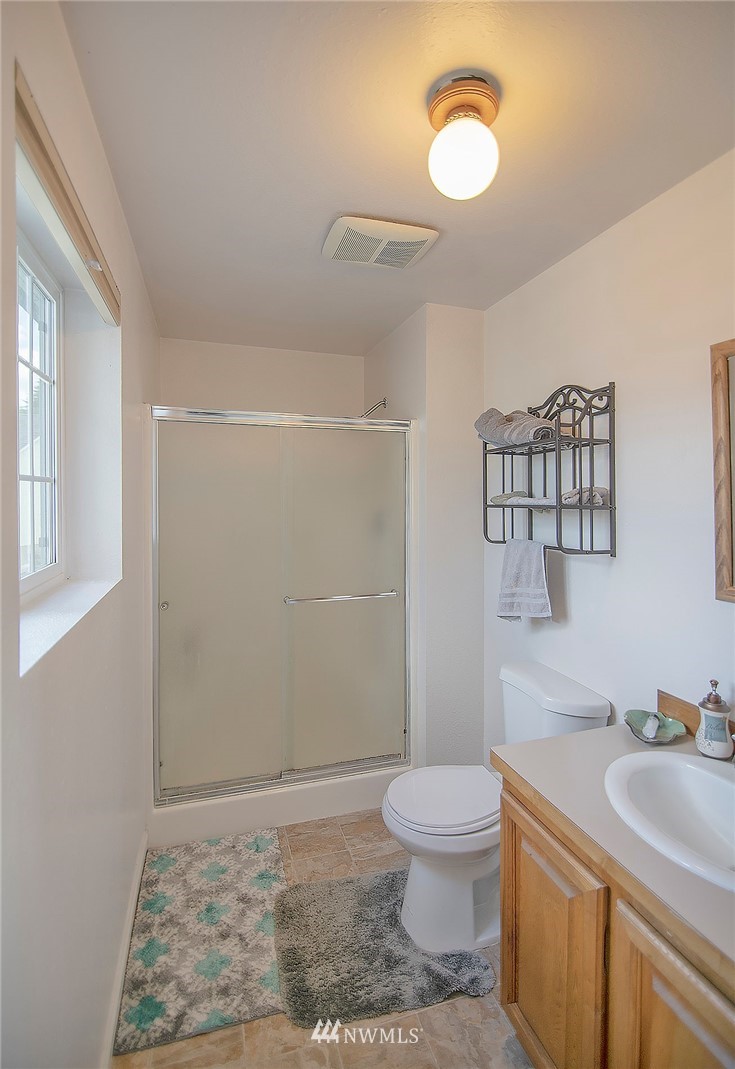 1009 Hilltop Road Winlock, WA 98596 - Photo 11 of 22 a bathroom with a sink toilet and shower