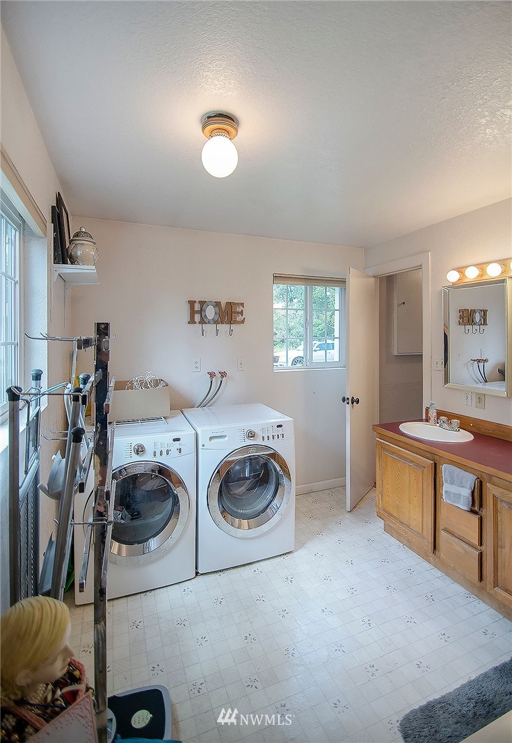 1009 Hilltop Road Winlock, WA 98596 - Photo 17 of 22 a view of a bedroom with sink washer and dryer
