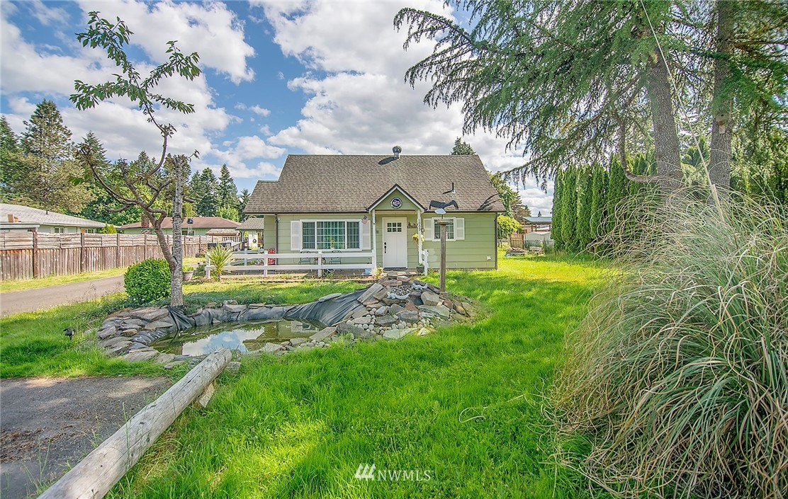 1009 Hilltop Road Winlock, WA 98596 - Photo 19 of 22 a front view of a house with garden