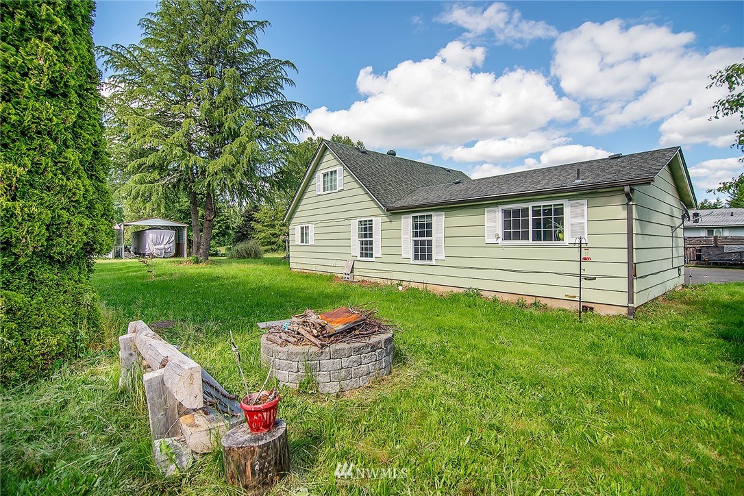 1009 Hilltop Road Winlock, WA 98596 - Photo 21 of 22 a view of a backyard with table and chairs and potted plants