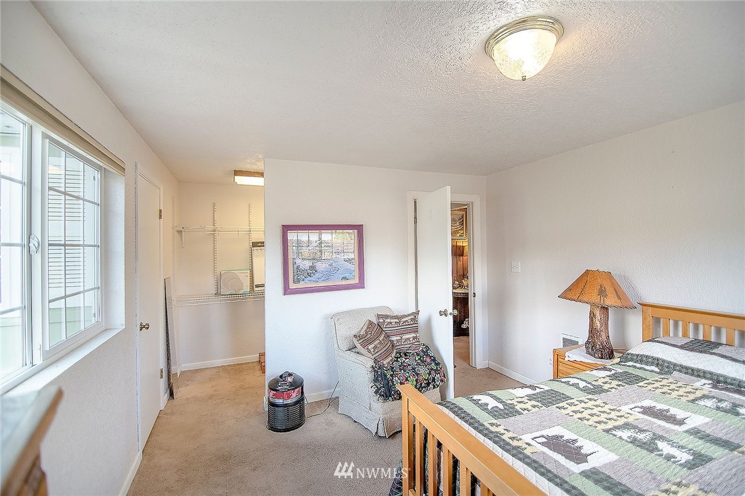1009 Hilltop Road Winlock, WA 98596 - Photo 9 of 22 a view of a livingroom with furniture