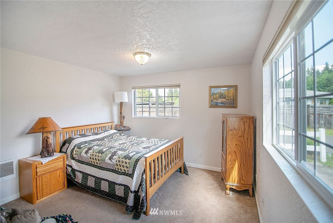 1009 Hilltop Road Winlock, WA 98596 - Photo 10 of 22 a bedroom with a bed and a window