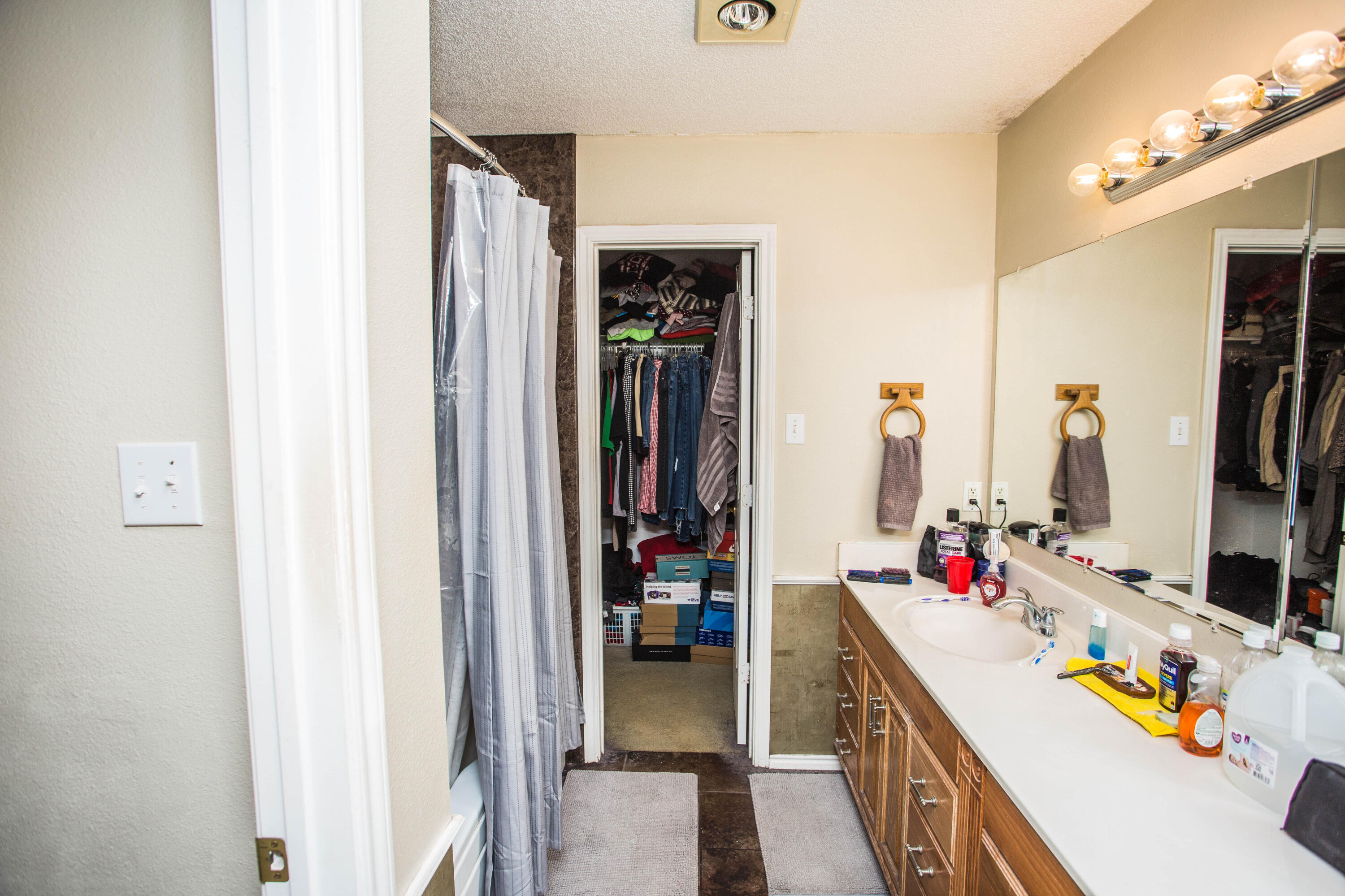 906 Xavier Street, Unit 1 Lubbock, TX 79403 - Photo 19 of 46 a very nice looking room with a bed