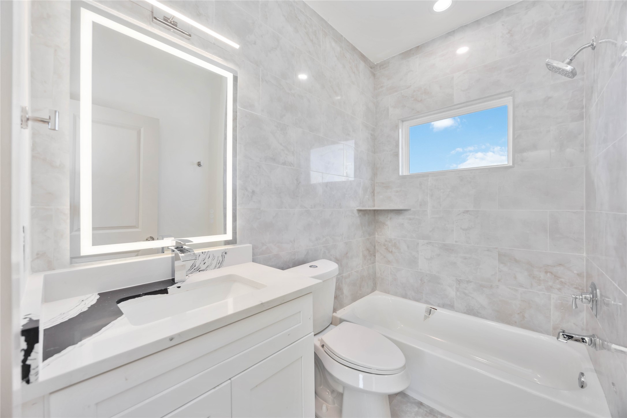 3206 Retta Street Houston, TX 77026 - Photo 13 of 19 a bathroom with a sink a toilet and a bathtub