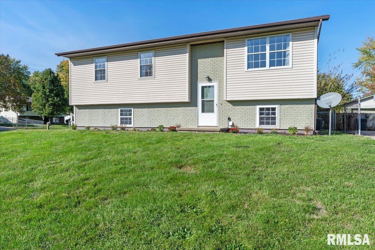 2901 Stokebridge Road Springfield, IL 62702 - Photo 3 of 34