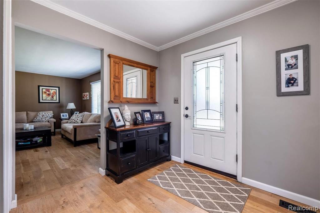 695 Lake Forest Road Rochester Hills, MI 48309 - Photo 5 of 47