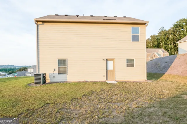 a view of a house with backyard
