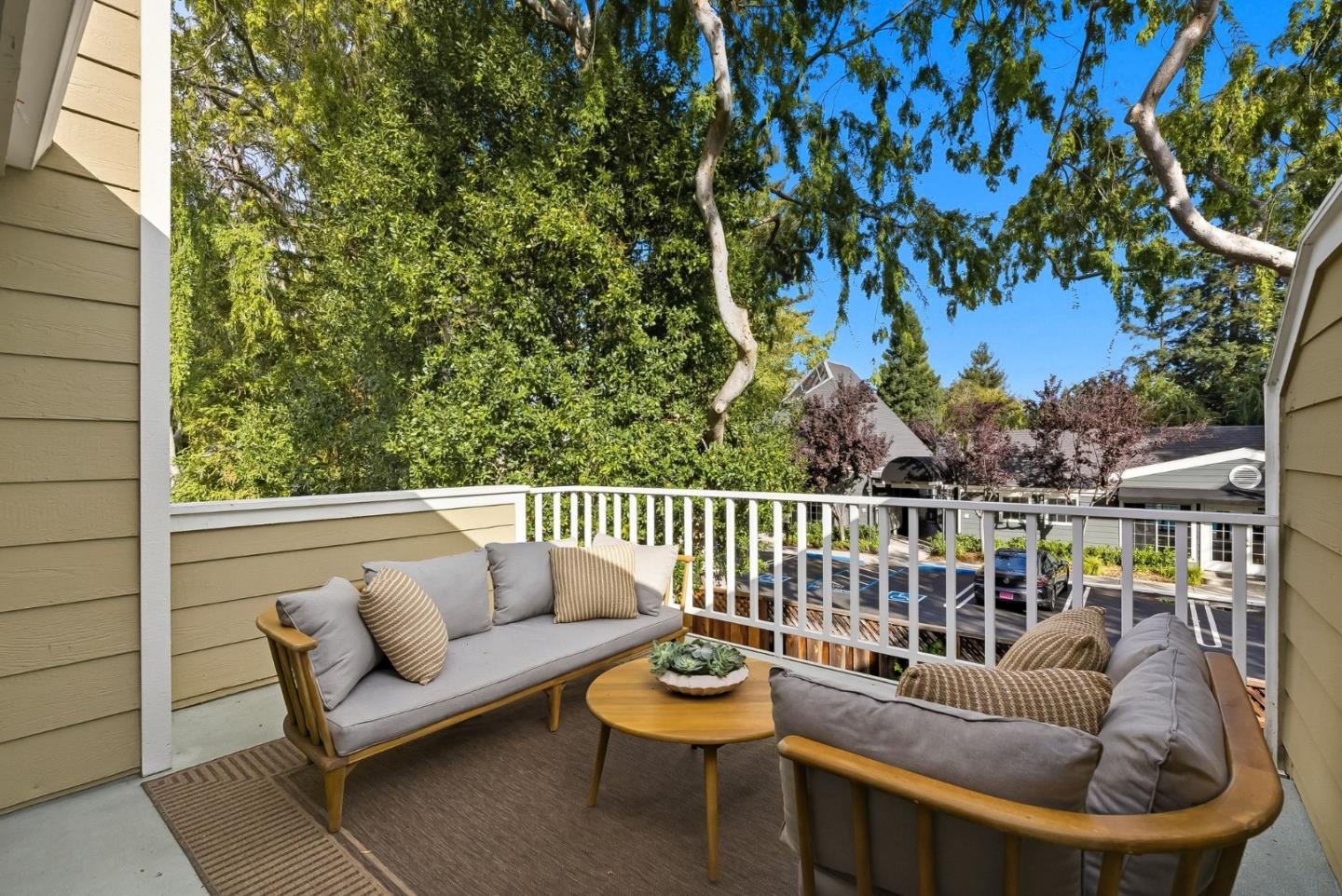 181 Ada Avenue, Unit 29 Mountain View, CA 94043 - Photo 19 of 30 a balcony with outdoor seating