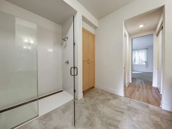 a view of entryway with bathroom