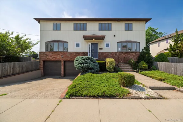 $4,975 | 580 East Pine Street, Unit EAST SIDE, Long Beach, NY 11561