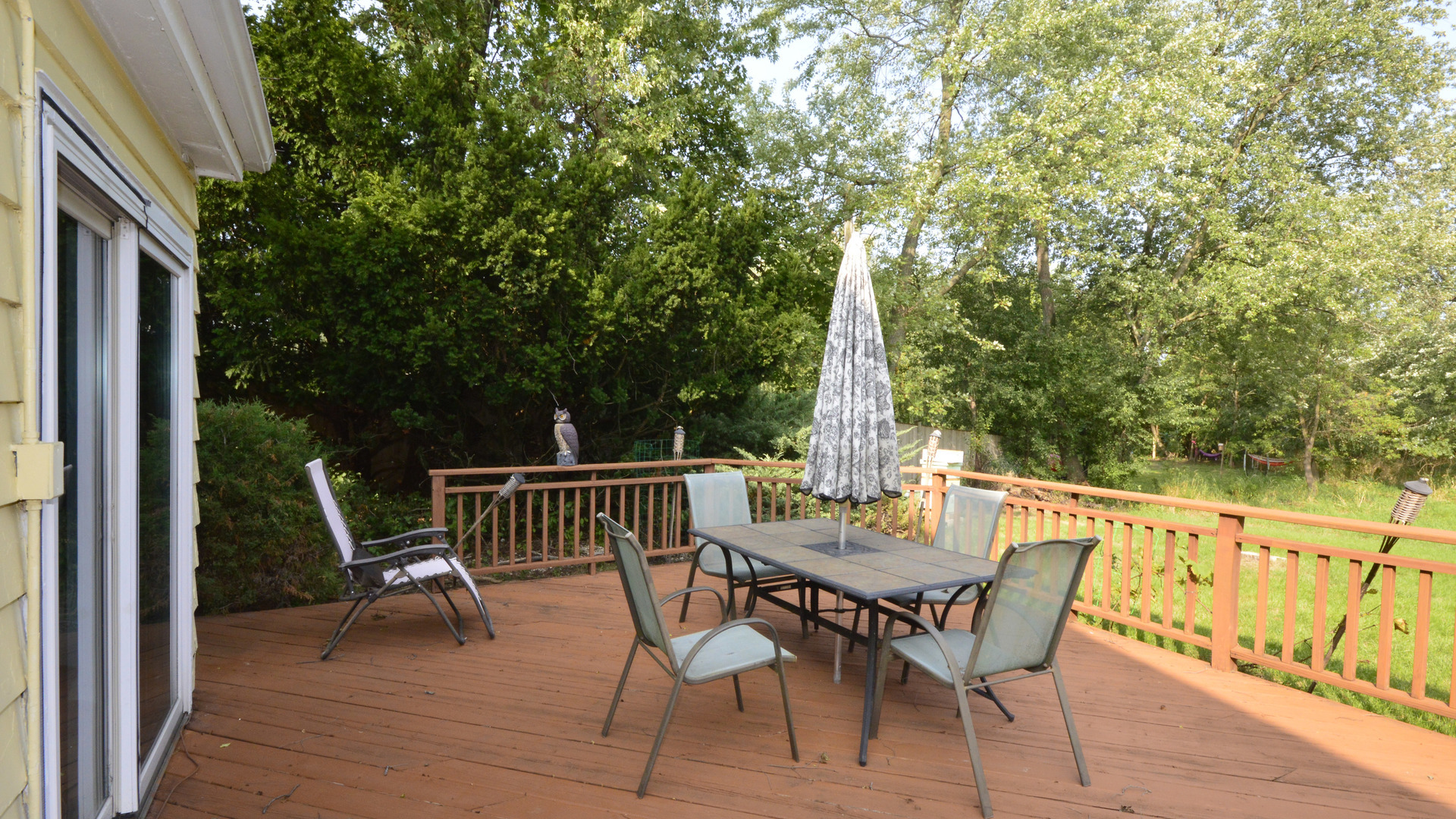 1809 Winnetka Road Northfield, IL 60093 - Photo 4 of 27 a view of a chairs and table in the balcony