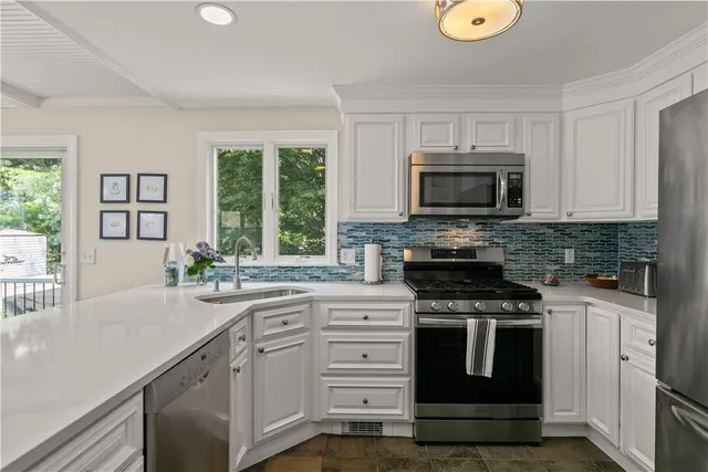 $2,950 | 59 Berkley Avenue, Portsmouth, RI 02871