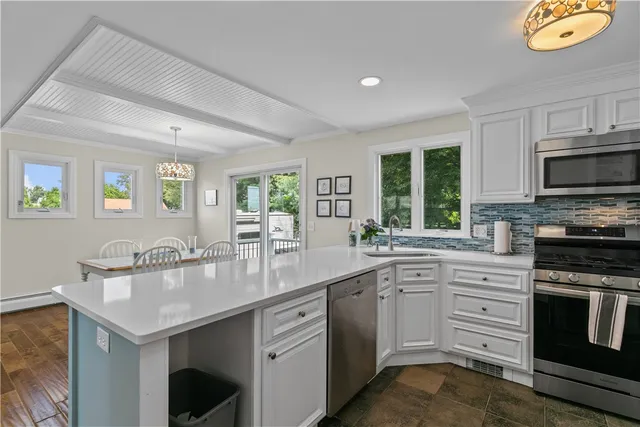 $2,950 | 59 Berkley Avenue, Portsmouth, RI 02871