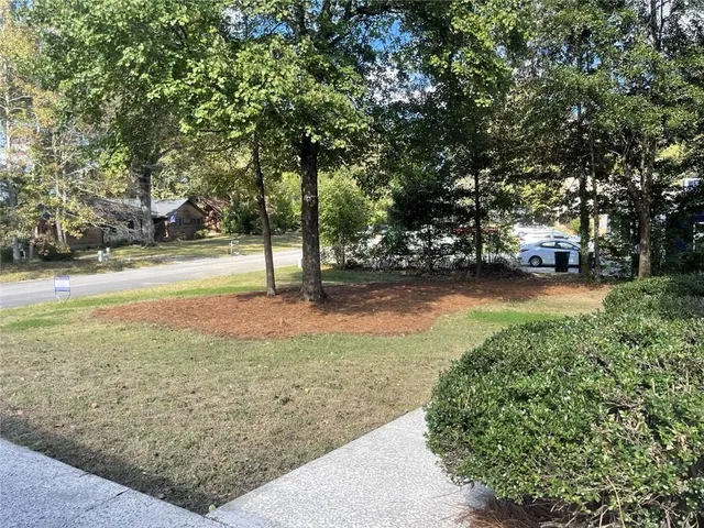 a view of yard with tree