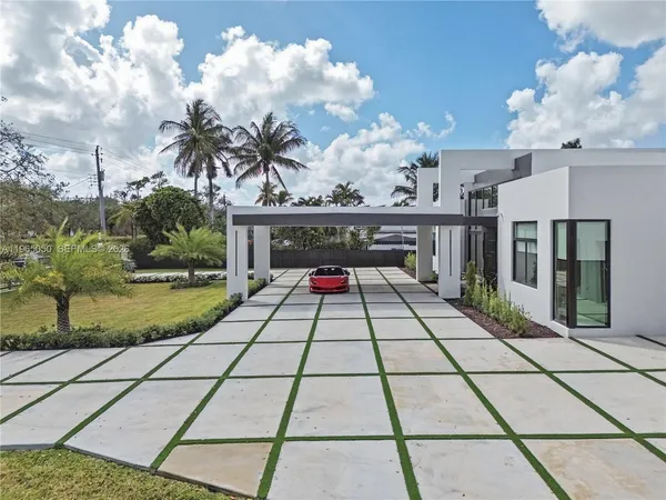 an outdoor space with lots of white furniture