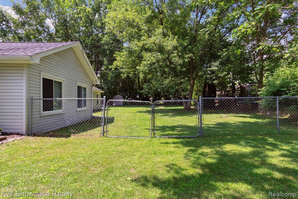 890 Farnsworth Road White Lake, MI 48386 - Photo 37 of 42