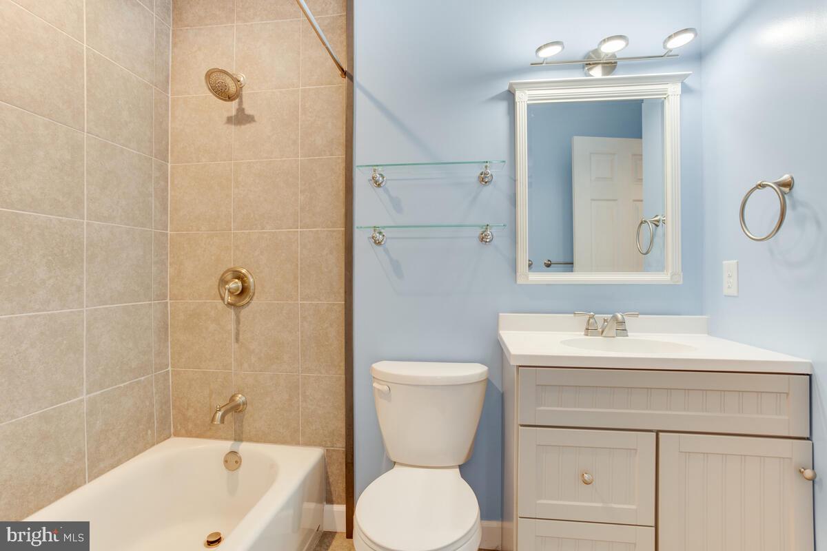 622 Old Love Point Road Stevensville, MD 21666 - Photo 13 of 38 Bathroom #1 accessible to bedroom and hallway