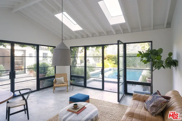 a black and white photo of a living room