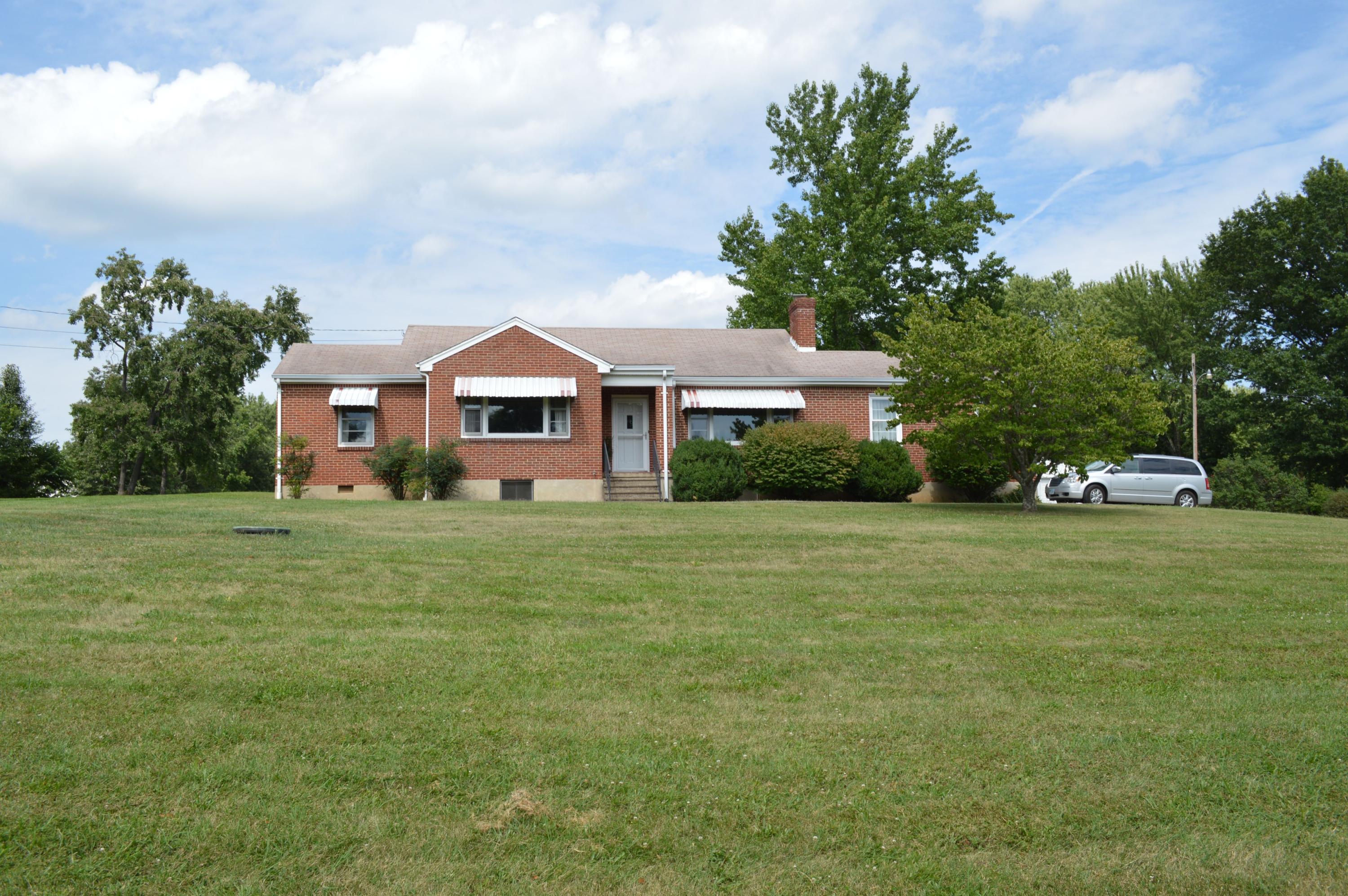 5527 Cove Road Roanoke, VA 24019 - Photo 2 of 39 a front view of a house with a garden
