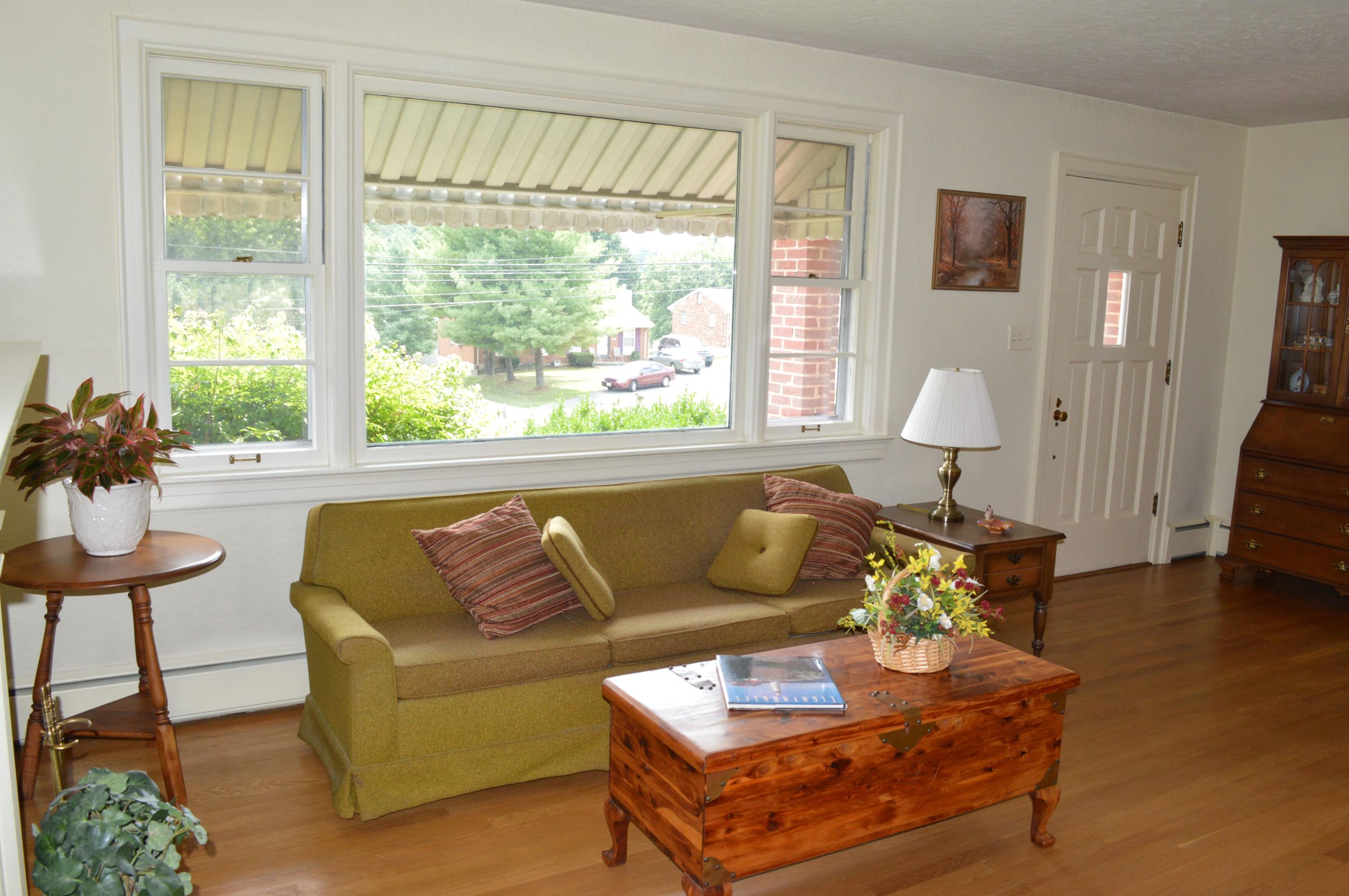 5527 Cove Road Roanoke, VA 24019 - Photo 20 of 39 a living room with furniture and a large window
