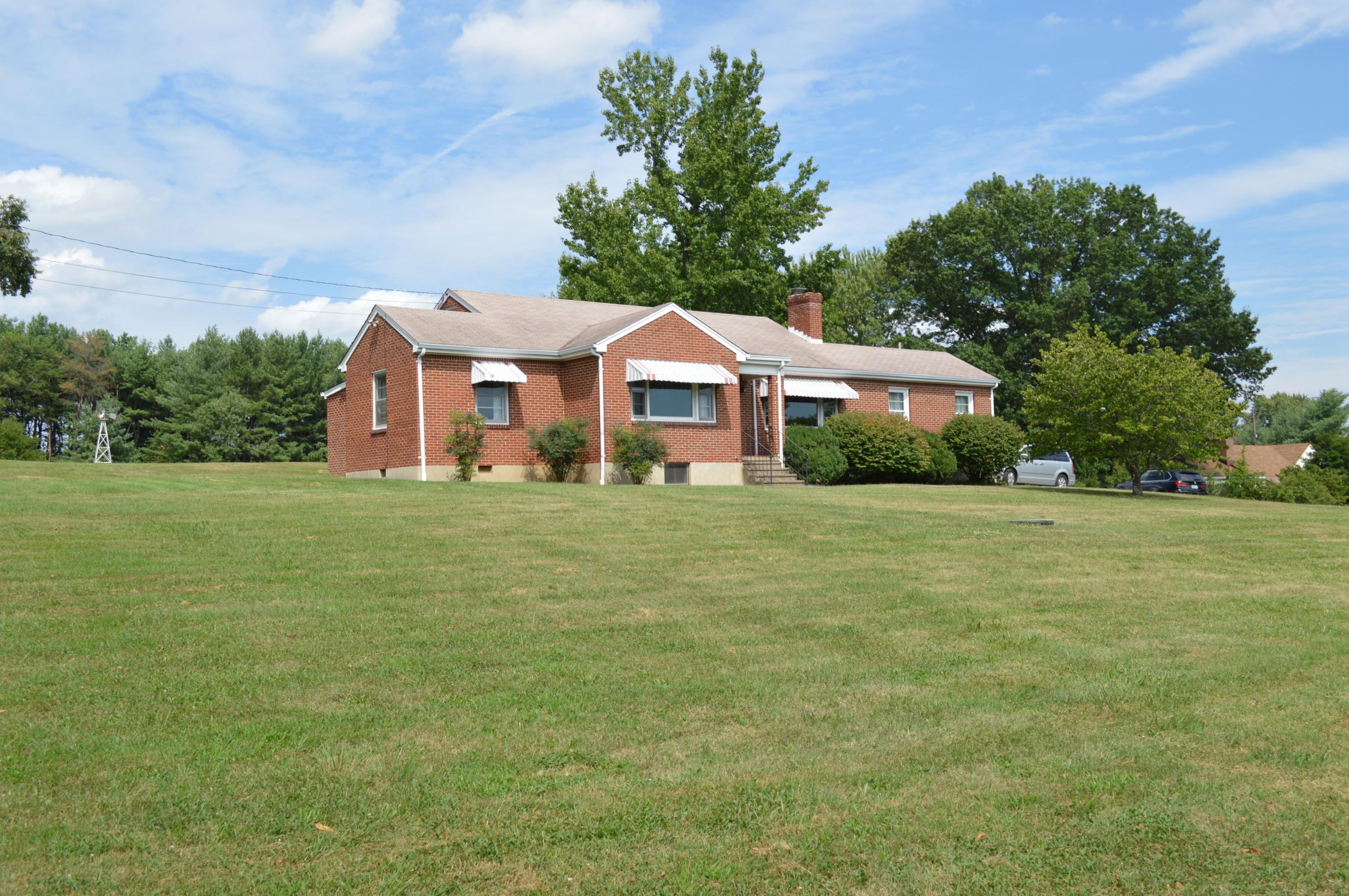 5527 Cove Road Roanoke, VA 24019 - Photo 3 of 39 a front view of a house with garden