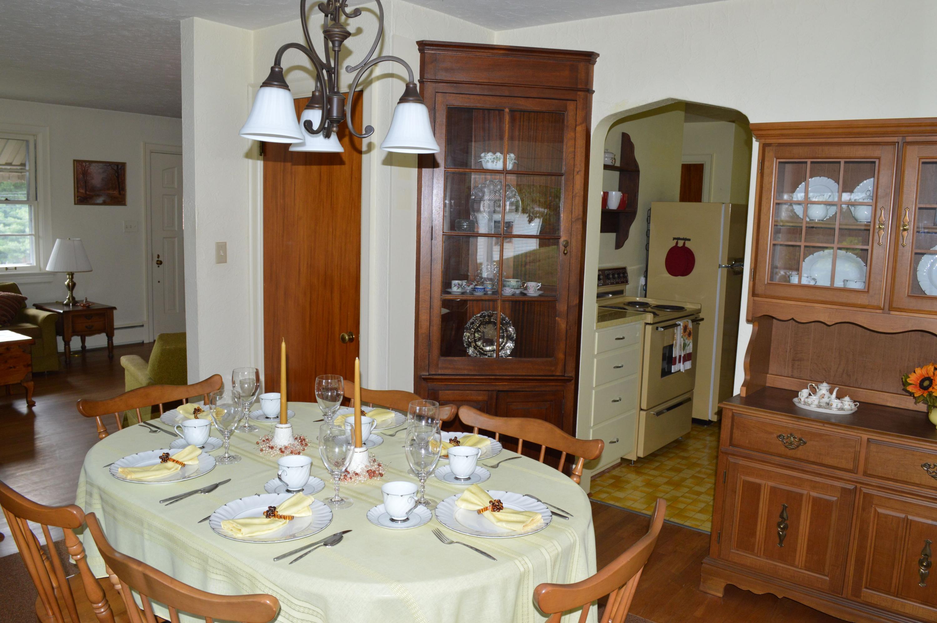 5527 Cove Road Roanoke, VA 24019 - Photo 22 of 39 a dining room with furniture and window