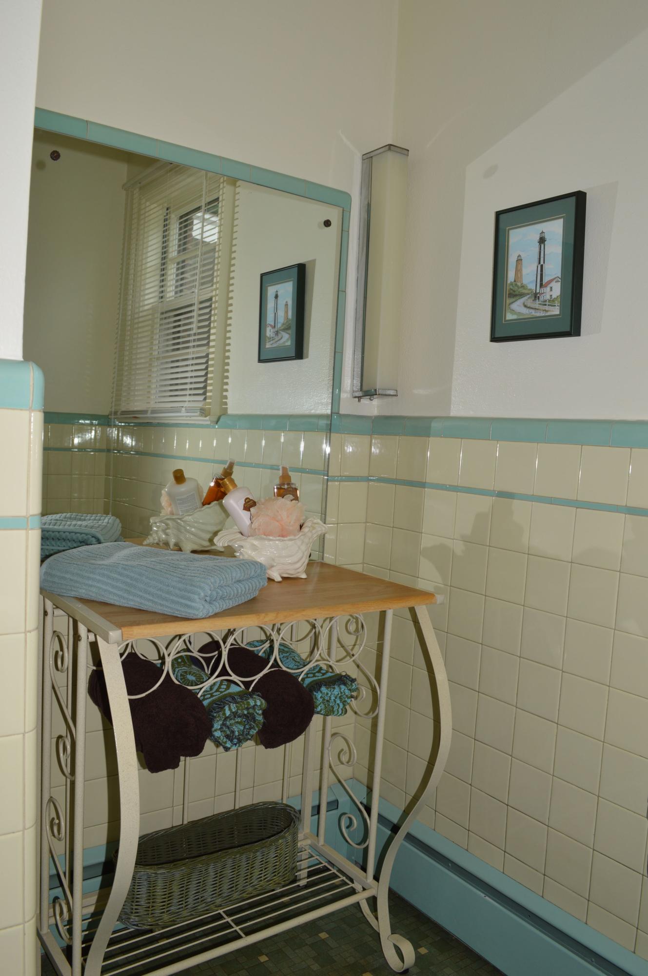 5527 Cove Road Roanoke, VA 24019 - Photo 30 of 39 a bathroom with a sink and a mirror