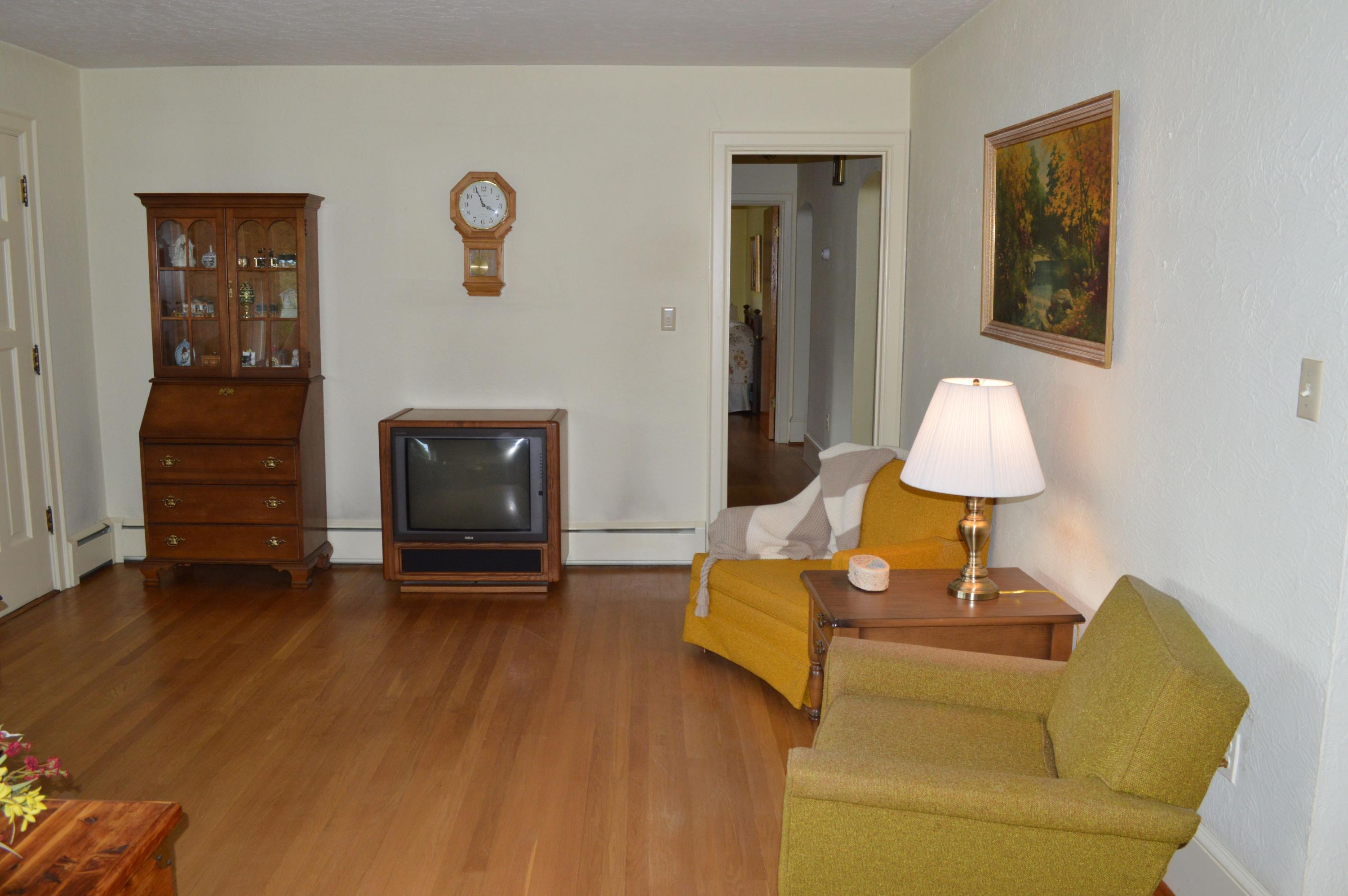 5527 Cove Road Roanoke, VA 24019 - Photo 36 of 39 a living room with furniture and a lamp