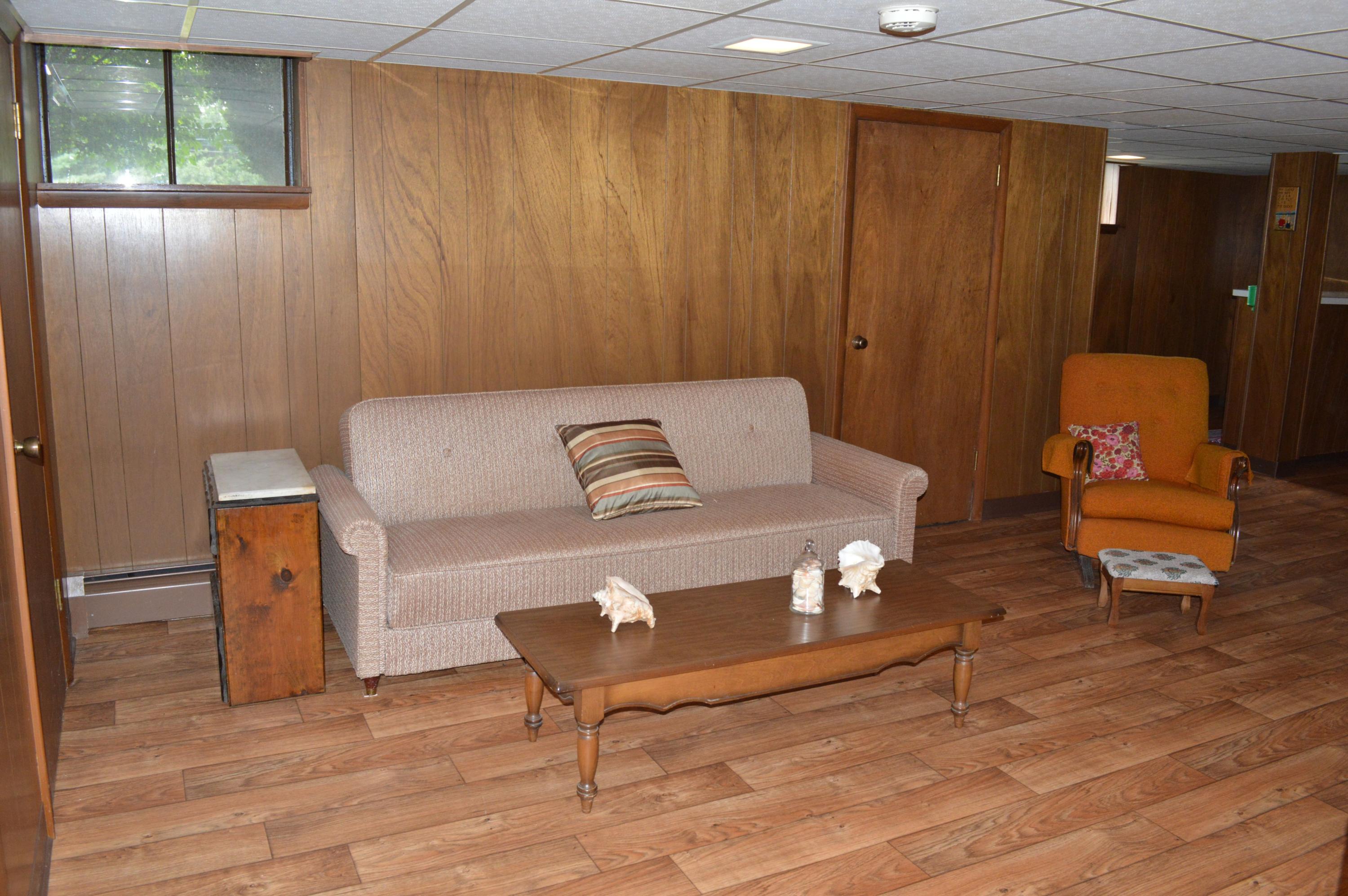 5527 Cove Road Roanoke, VA 24019 - Photo 37 of 39 a living room with furniture