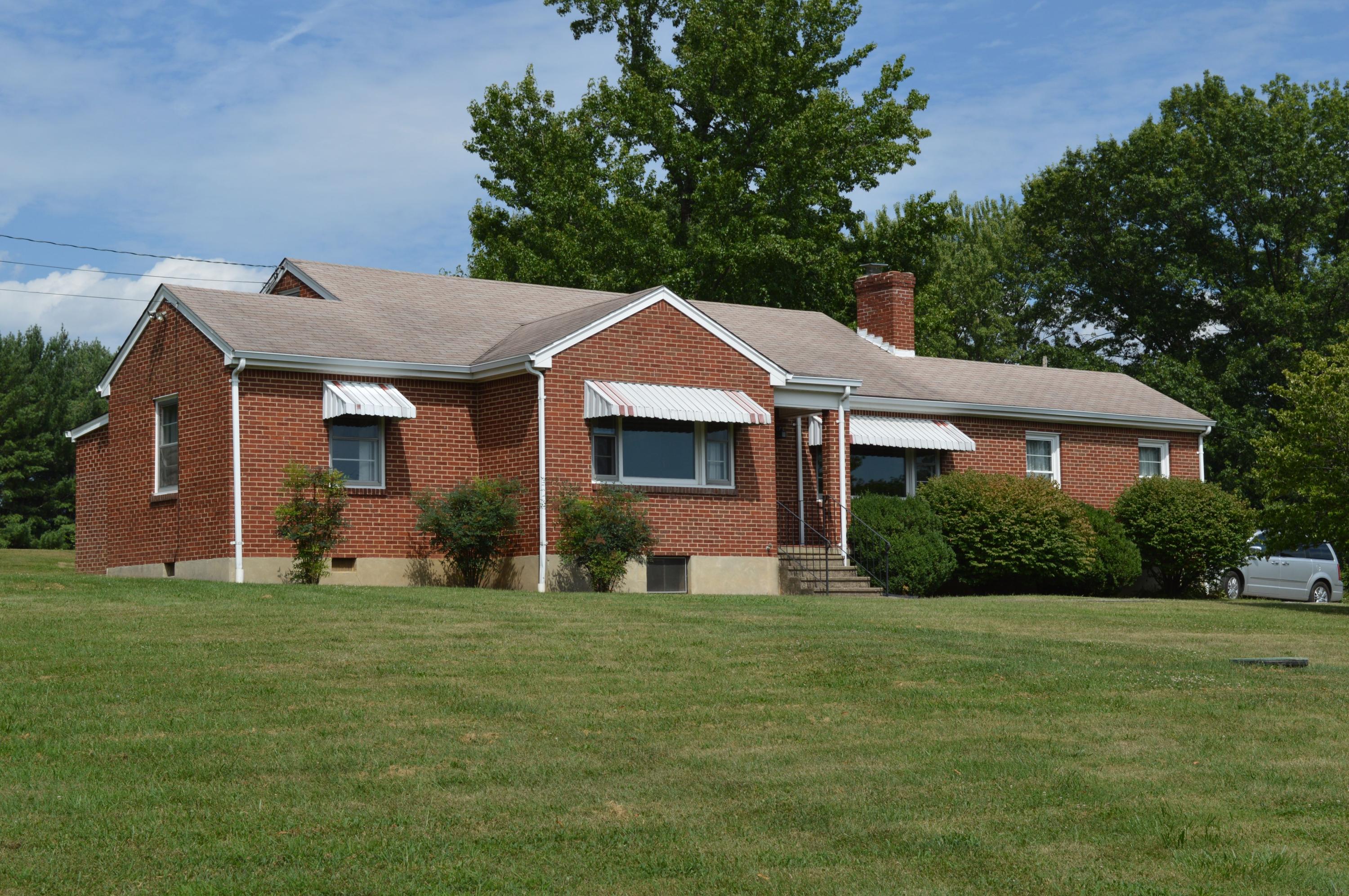 5527 Cove Road Roanoke, VA 24019 - Photo 6 of 39 a front view of a house with a yard