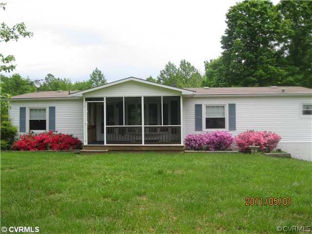 a front view of house with yard and garage