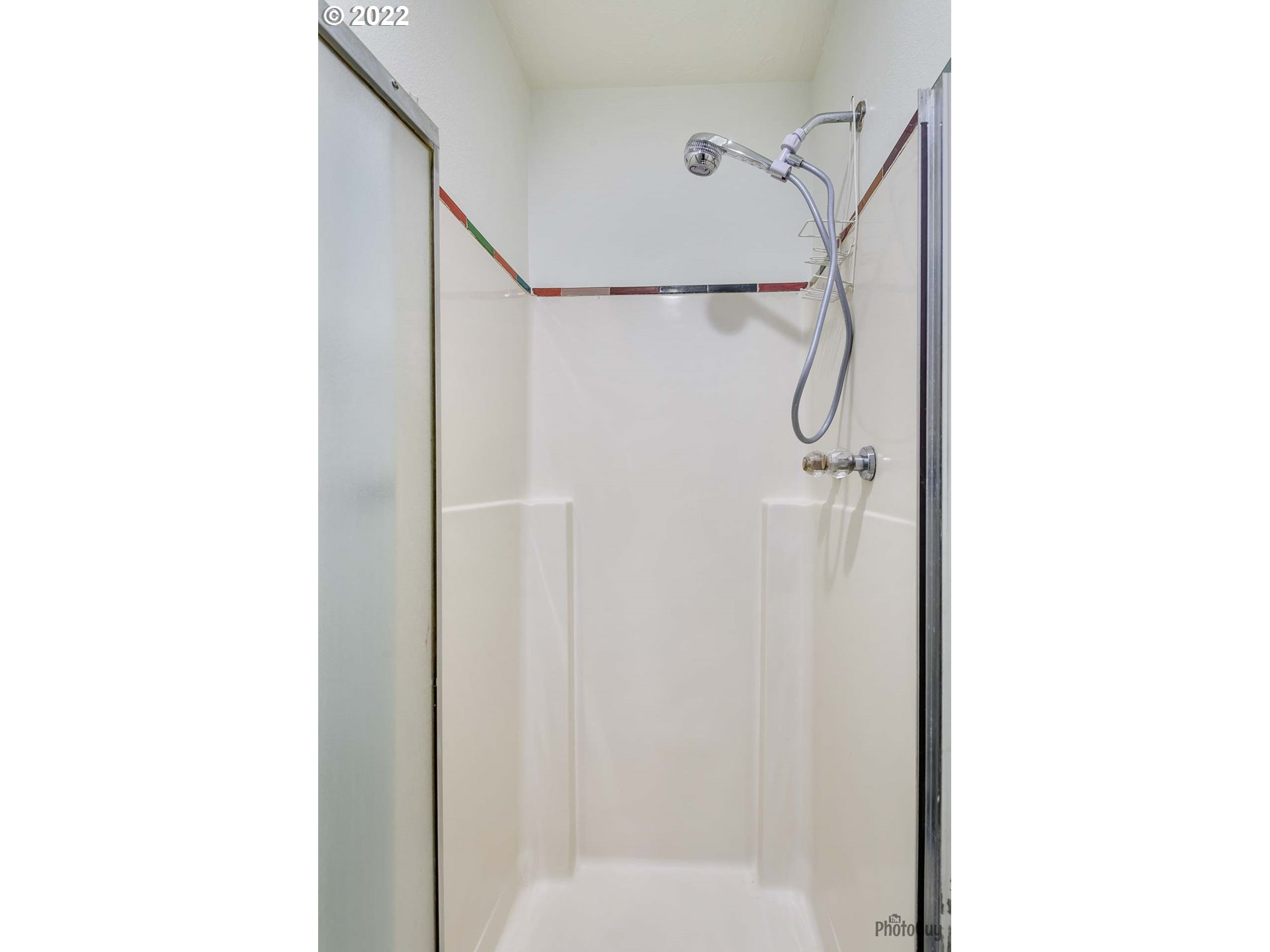 3268 Oregon Avenue Springfield, OR 97478 - Photo 17 of 32 a bathroom with a shower