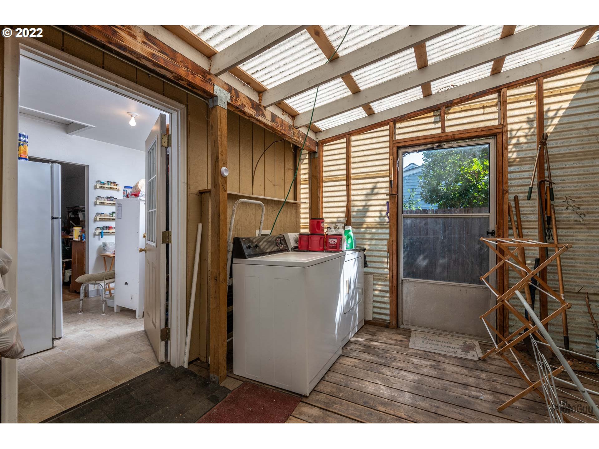 3268 Oregon Avenue Springfield, OR 97478 - Photo 26 of 32 a view of entryway with a bathtub and a window