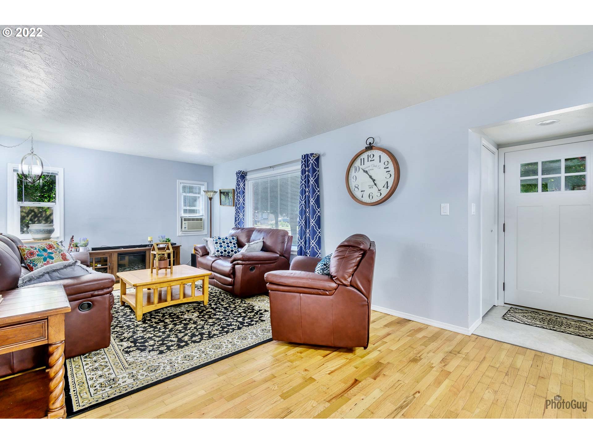 3268 Oregon Avenue Springfield, OR 97478 - Photo 3 of 32 a living room with furniture a clock and a window