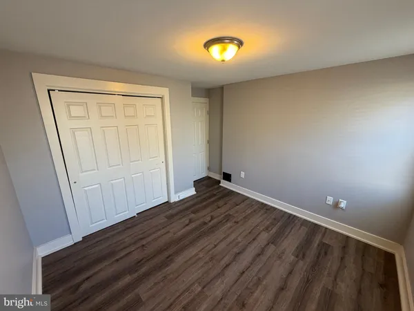 a view of empty room with a ceiling fan