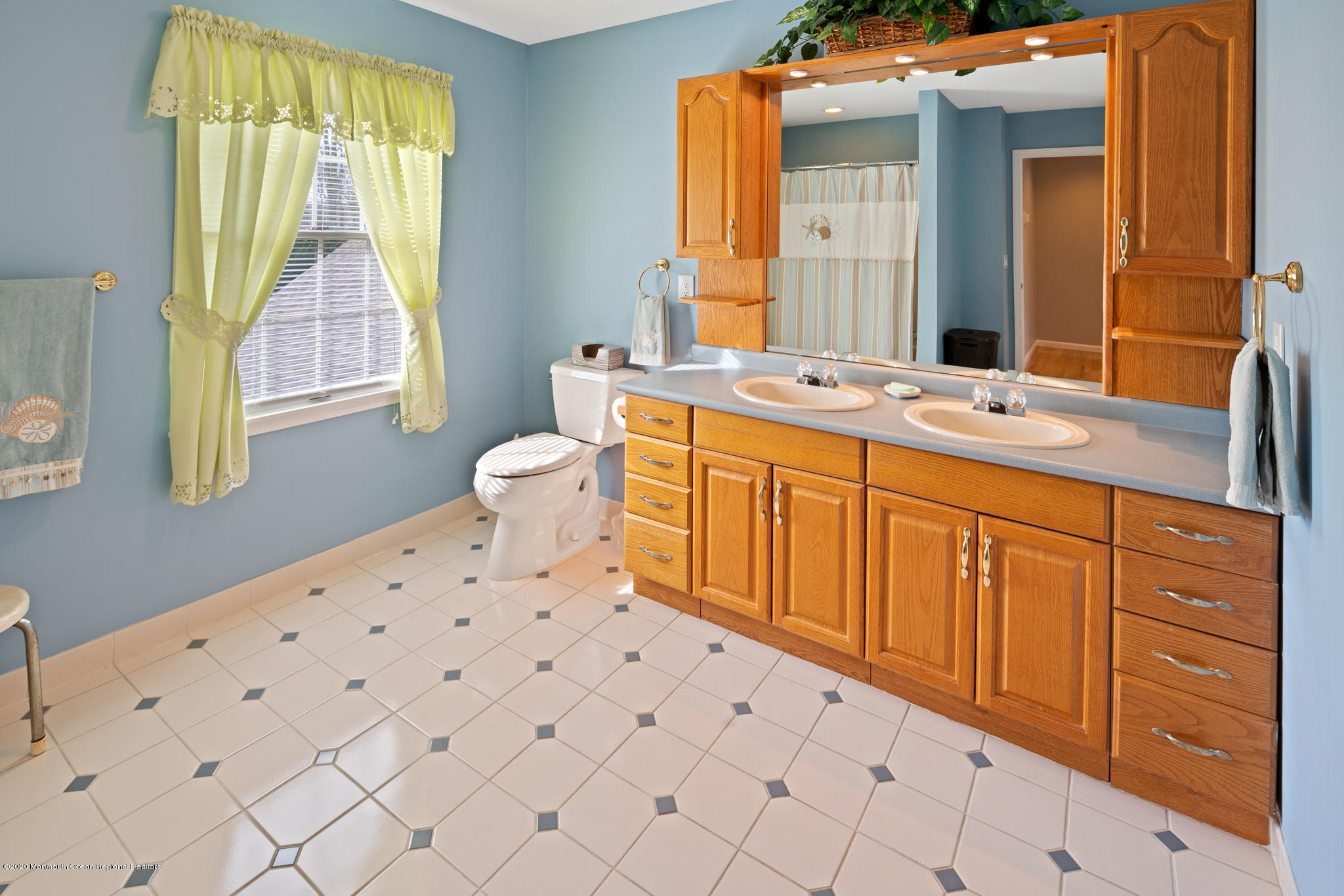 572 Brickyard Road Freehold, NJ 07728 - Photo 33 of 50 2nd floor main bath